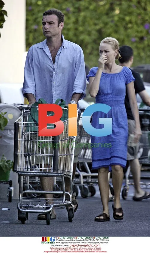 Naomi Watts and Liev Shreiber grocery shopping