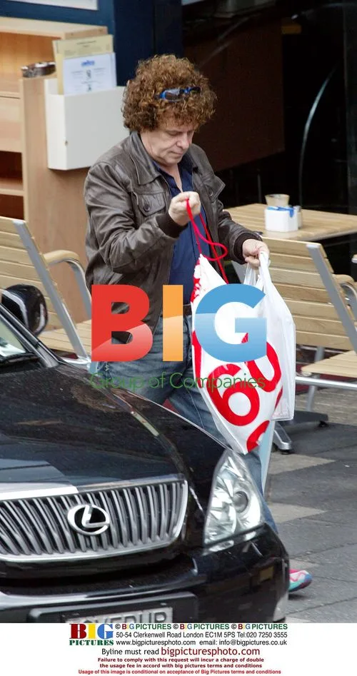 UK Singer Leo Sayer Stops for Coffee in Sydney
