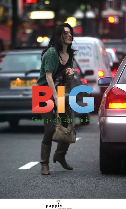 Jaime Murray Having Lunch in London