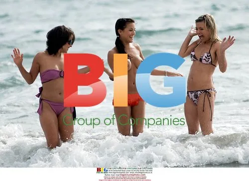 Hannah, Jakki and Simone on Beach
