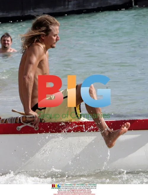Kid Rock Parties with Pals in Hawaii