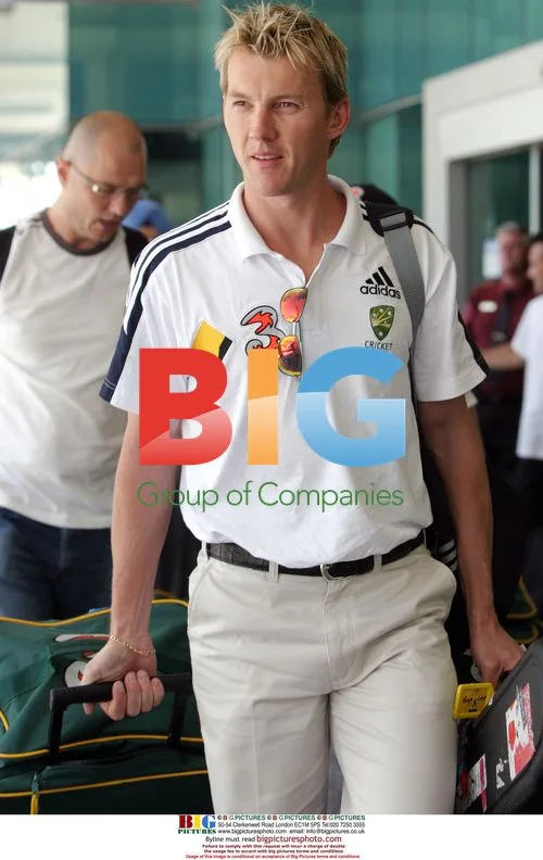 Shane Warne and Australian cricket team arrive in Perth