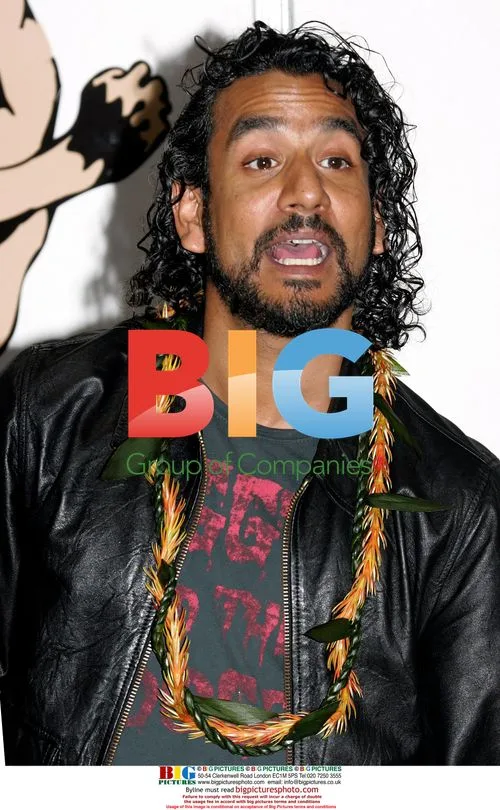 Lost Star Naveen Andrews Out for Dinner in Hawaii