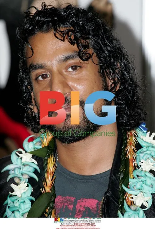 Lost Star Naveen Andrews Out for Dinner in Hawaii