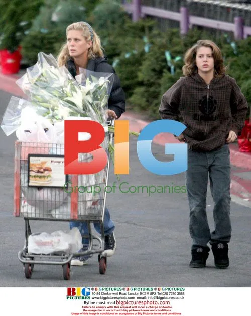 Rachel Hunter grocery run with son