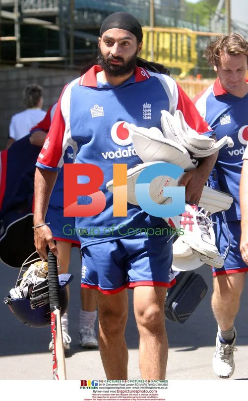 England Cricket Team Arrives for Training