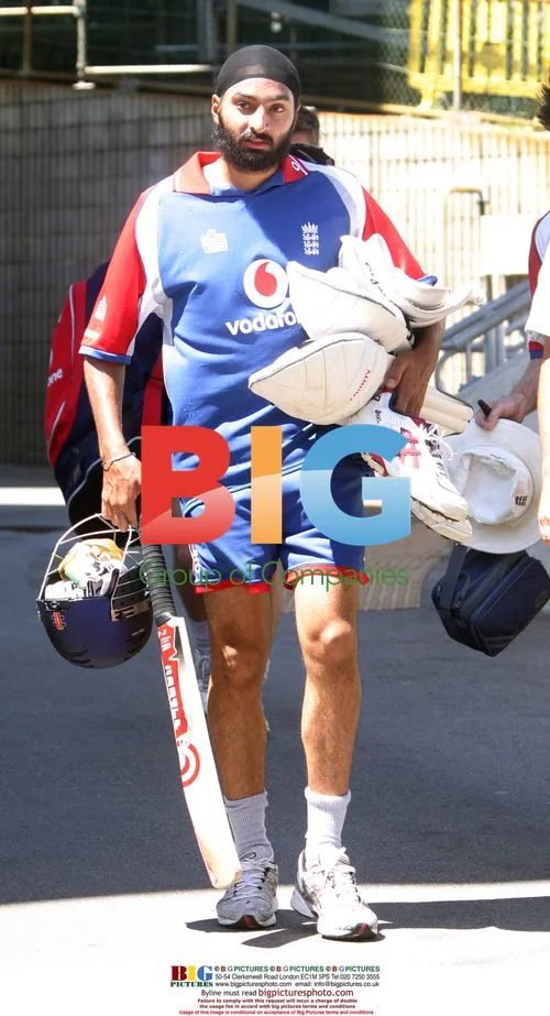 England Cricket Team Arrives for Test at WACA
