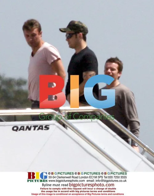Robbie Williams Boards Private Jet