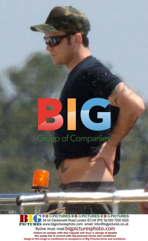 Robbie Williams Boards Private Jet