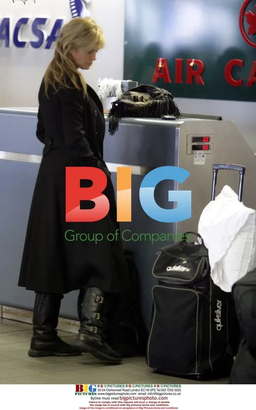 Rachel Hunter Flies to Edmonton for Boyfriend