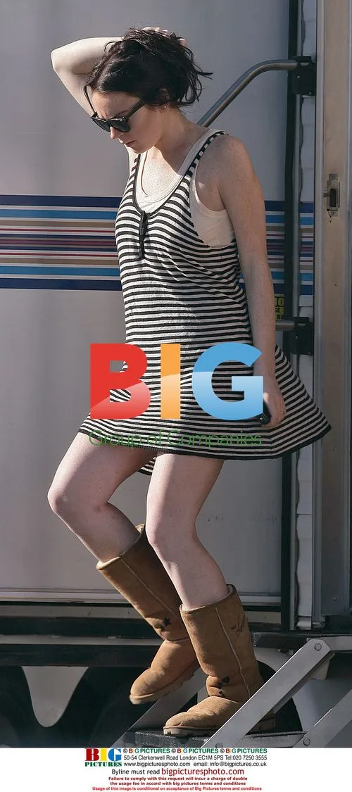 Lindsay Lohan's mini-mini-skirt on 'I Know Who Killed Me' set