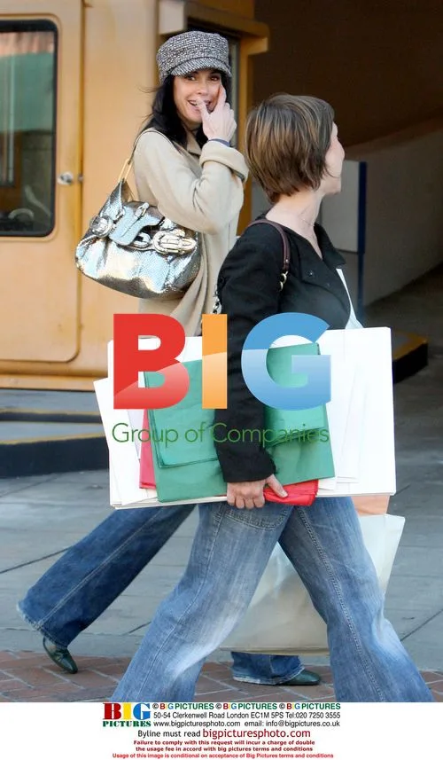 Teri Hatcher Does Bargain Shopping