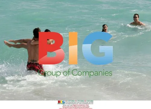 Lance Bass, Reichen Lehmkuhl and Jamie-Lynn Sigler swim in Miami