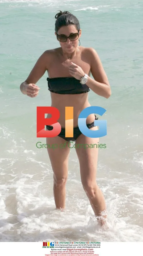 Lance Bass, Reichen Lehmkuhl, and Jamie-Lynn Sigler swim together