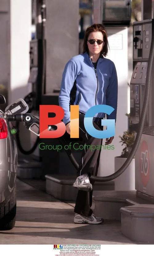 Tea Leoni Pumps Gas in Malibu