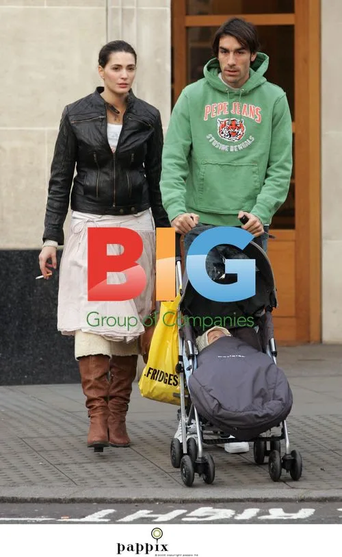 Robert Pires shops with girlfriend and daughter