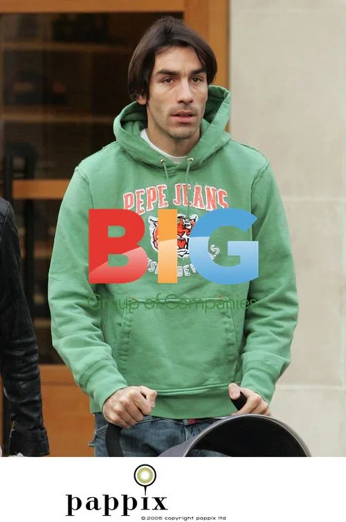 Robert Pires enjoys family shopping trip