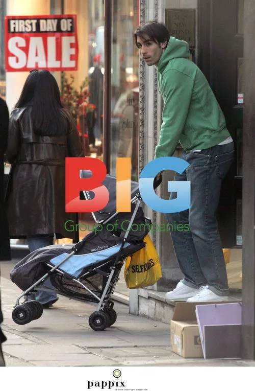 Robert Pires enjoys shopping with family