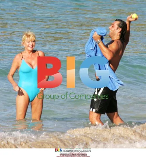 Ivana Trump plays with boyfriend in Caribbean