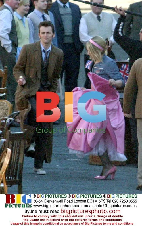Billie Piper and David Tennant on Doctor Who Set