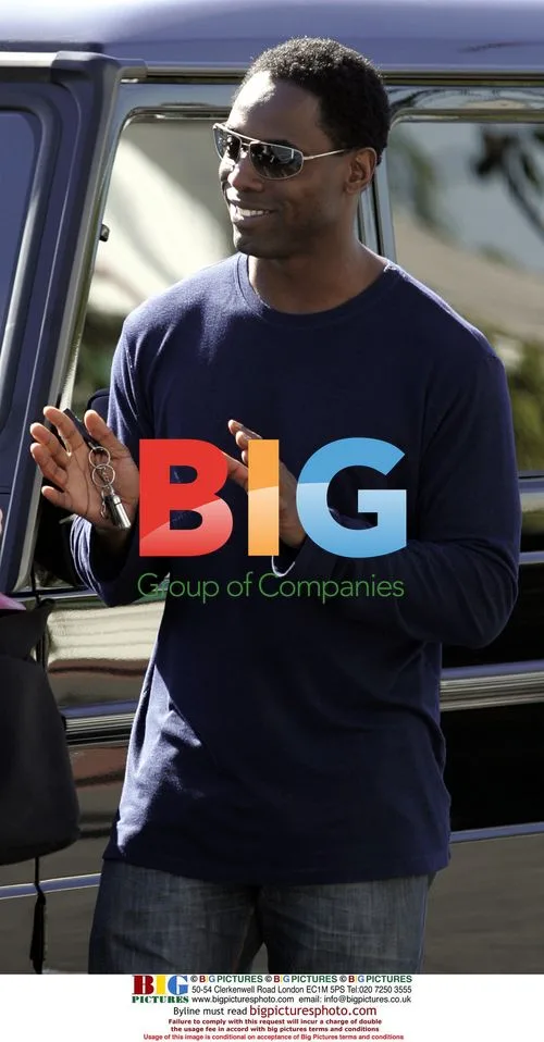 Isiah Washington flirts at Fred Segal