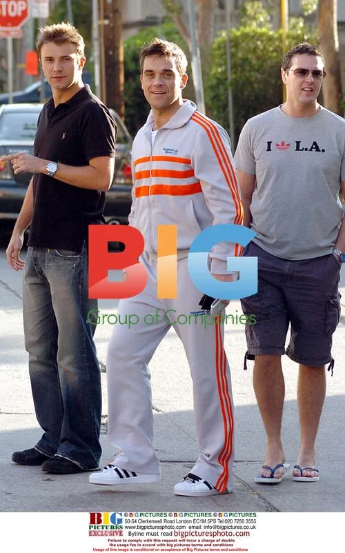 Robbie Williams Jokes Around with Friends in L.A.
