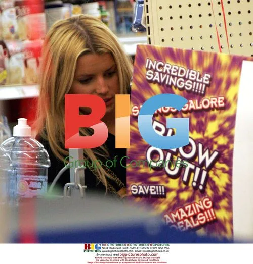 Jessica Simpson Shops on Valentine's Day