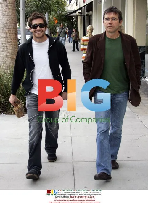 Jake Gyllenhaal and father at Williams-Sonoma