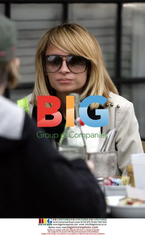 Nicole Ritchie Eats Lunch with Friends