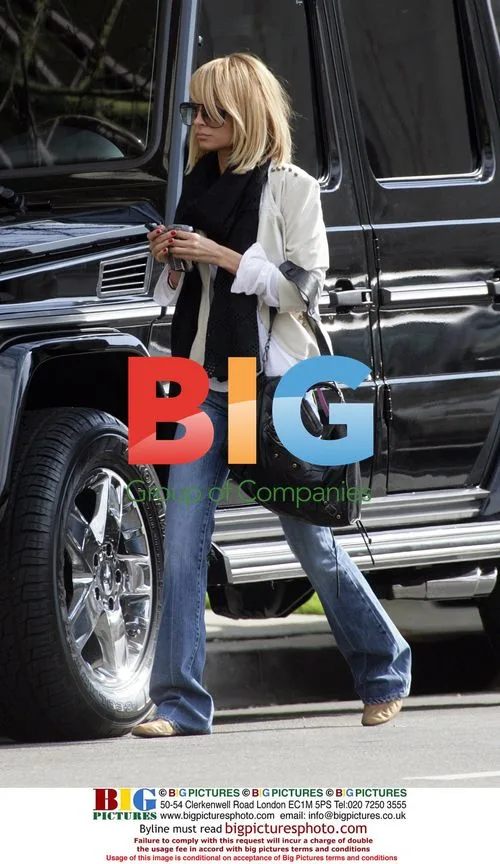 Nicole Ritchie Eats Lunch With Friends