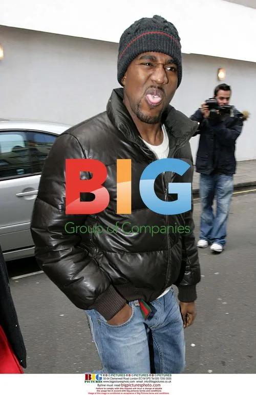 Kanye West pulls funny faces