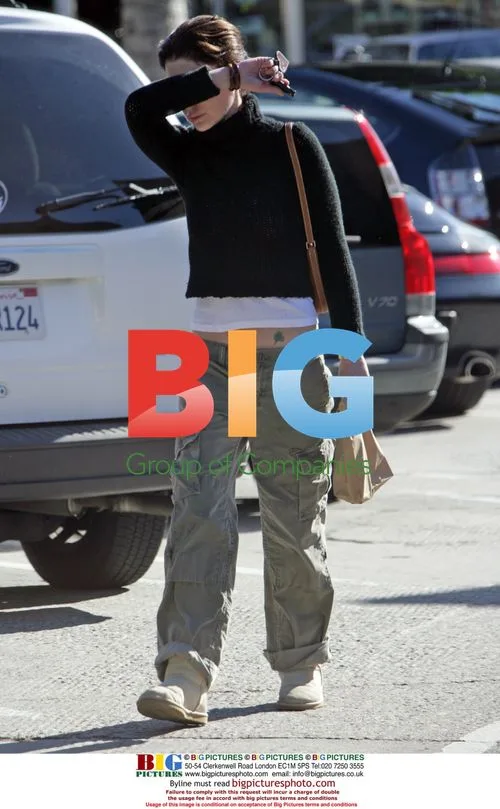 Lara Flynn Boyle squeezes between cars