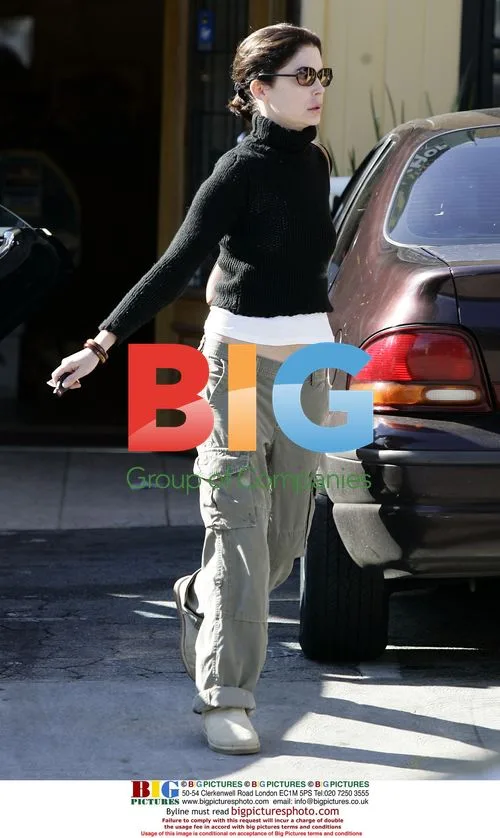 Lara Flynn Boyle squeezes between cars