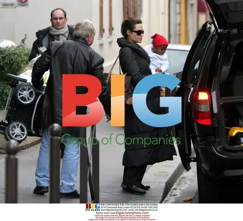 Jolie and Kids Leave Paris Home
