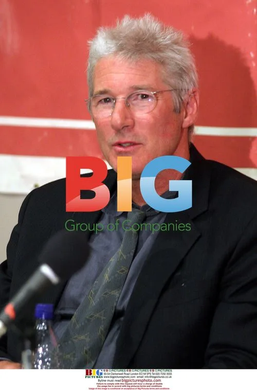 Richard Gere accepts Hasty Pudding Pot