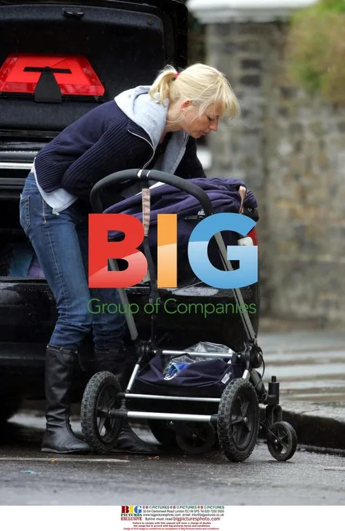 Sara Cox leaves daughter Lola with ex