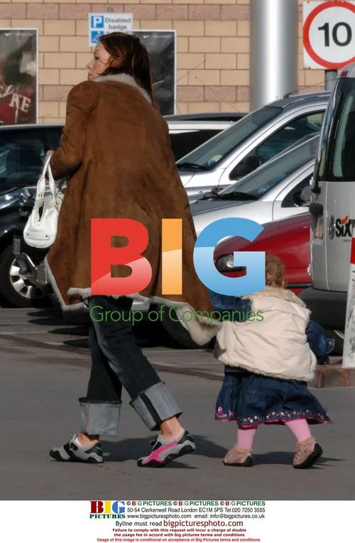 Freddie Flintoff's wife Rachel shops for baby
