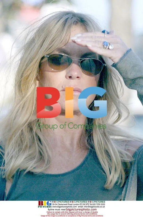 Goldie Hawn Shopping on Sunset Plaza