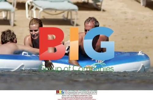 Nicolette Sheridan and Michael Bolton on Hawaii beach