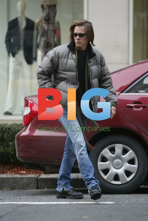 Kevin Bacon Leaving Store
