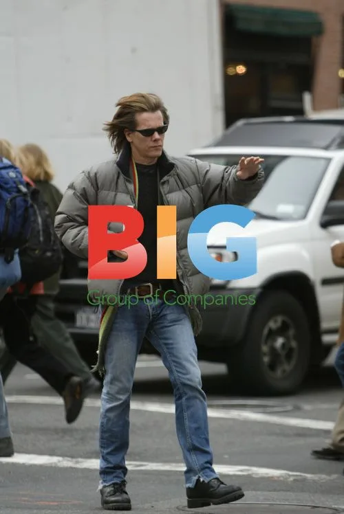 Kevin Bacon leaves store with hair product