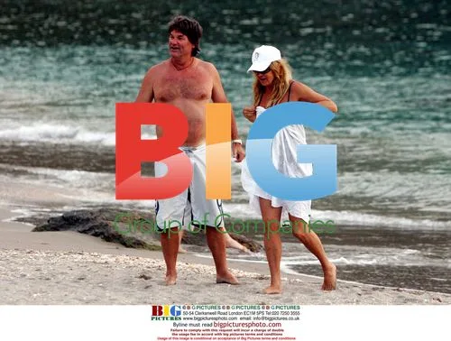 Goldie Hawn and Kurt Russell beach stroll