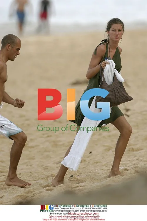 Gisele Bundchen and Kelly Slater beach PDA