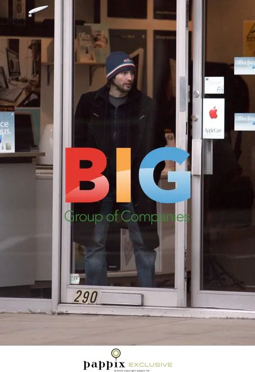 James Blunt Leaves Apple Store in London