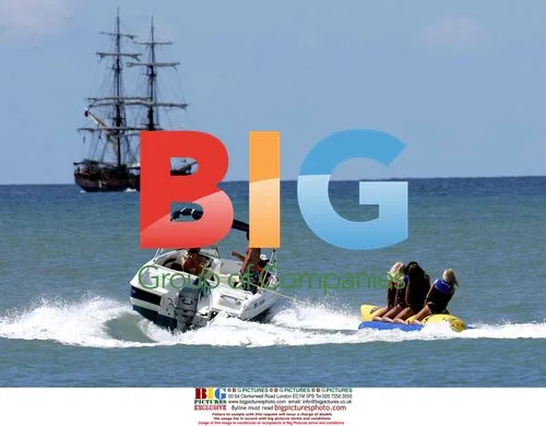 Glamour Girls on Banana Boat