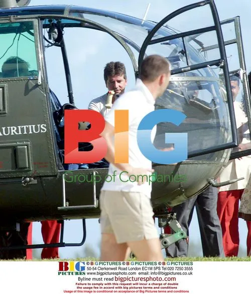 Simon Cowell Leaving Mauritius with Girlfriend
