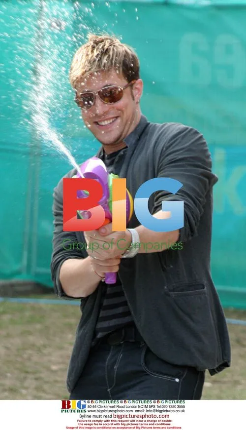 Duncan James soaks photographers with water gun