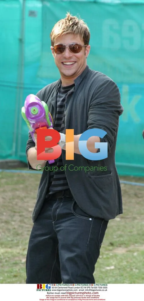 Duncan James soaks photographers at concert