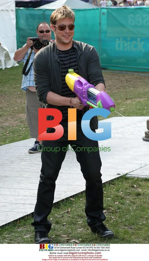 Duncan James soaks photographers with water gun