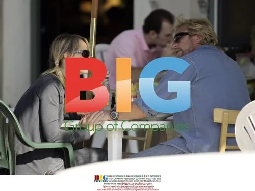 Helen Hunt and Husband Matthew Carnahan stop for lunch